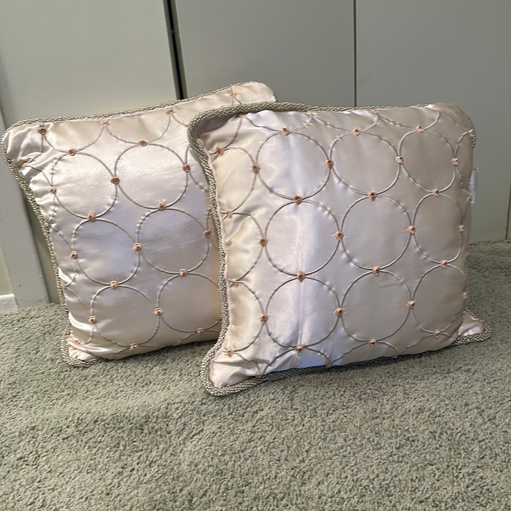 Set of 2 throw pillows
